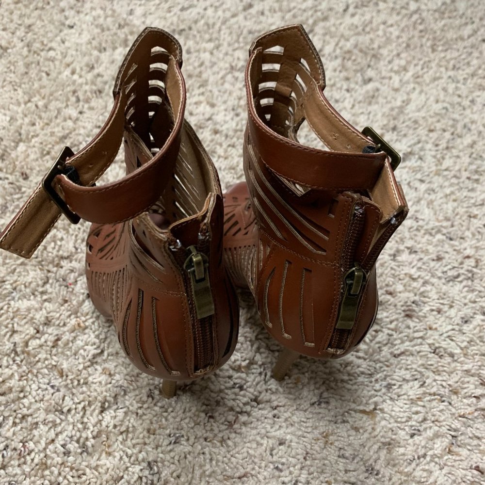 Chelsea & Zoe Red Parnika Caged Bootie size 8.5 - Picture 2 of 4